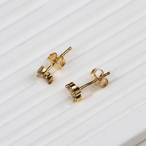 Boucles d'oreilles clous en argent sterling 925 massif plaqué or avec trois pierres de diamant naturel rondes, collection Memoria Jewels - Product Image 2