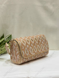 กระเป๋าสะพายไหล่ทรงแข็งแบบมีฝาปิดประดับลายเรขาคณิตสีพีชแชมเปญ - Product Image 2