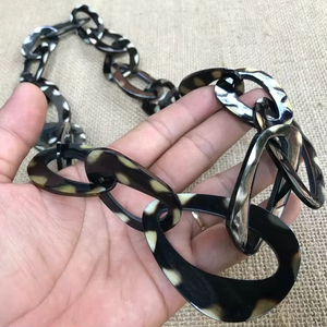 Collar con Colgante de Cuerno de Búfalo Hecho a Mano, Ecológico y Moderno de Alta Calidad, Cuerno Natural para Bodas por Perfect Enterprises - Product Image 1