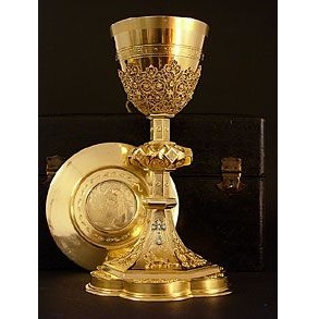 Cáliz y Ciborio de Metal Hechos a Mano para Ceremonias Religiosas y Ambientes de Culto Sagrado - Product Image 1
