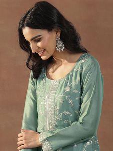 Ensemble prêt-à-porter entièrement cousu en soie Vichitra avec broderie à motifs de designer, comprenant un haut, un bas et un dupatta. - Product Image 4