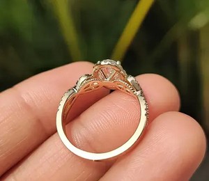 Bague de fiançailles de luxe en diamant rond brillant avec halo et pierres latérales étincelantes, bijoux fins pour mariage - Product Image 1
