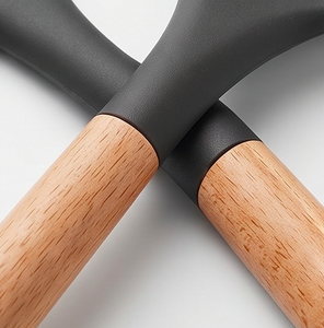 Ensemble d'ustensiles de cuisine en silicone avec manches en bois, design minimaliste noir mat, compatibles lave-vaisselle, pour le camping et l'hôtellerie - Product Image 2
