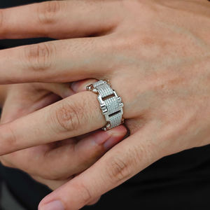 Bague en or blanc pour homme avec diamant rond taille brillant, style hip-hop, à porter au quotidien - Product Image 1