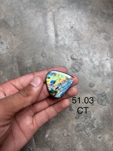 Pierre précieuse de labradorite de qualité supérieure de 51 carats |   Cabochon bleu-vert feu pour bijoux personnalisés - Product Image 2