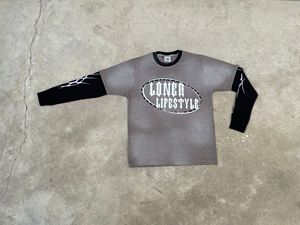 T-Shirt a Maniche Lunghe da Uomo Loner Lifestyle, Grigio e Nero con Stampa Gotica a Contrasto, Collo Tondo, Vestibilità Regolare, in Jersey Lavorato a Maglia - Product Image 1