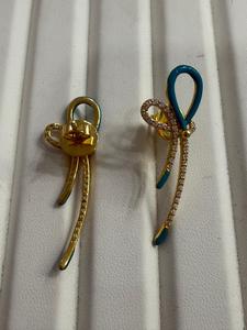 Modernos pendientes colgantes de lazo de cinta de alto brillo, estilo borla colorida para el hombro, joyería de fiesta para mujer, con lazo. - Product Image 2