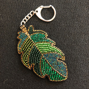 Porte-clés fait main en forme de feuille, super pratique, personnalisé, couleurs vives, porte-clés à paillettes et perles, objets décoratifs - Product Image 1