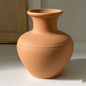 Ensemble de 3 vases en argile de terre cuite fabriqués à la main finition mate rustique dans des tons terreux naturels pour table de maison ou décor minimaliste Boho - Product Image 3