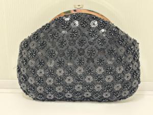 Pochette de soirée haut de gamme avec cadre métallique et perles brodées à la main, travail de perlage complexe, design élégant, détails artisanaux, fermeture à rabat pour fêtes et mariages - Product Image 5