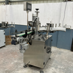 Etiquetadora Automática para Botellas Cuadradas/Planas de Alta Eficiencia, Aplicación de Etiquetas de un Solo Lado, Controlada por PLC, Accionada por Motor - Product Image 1