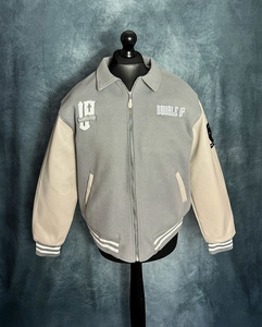 Veste de baseball unisexe personnalisée OEM en cuir gris beige avec fermeture éclair, broderie en tissu éponge, style universitaire - Product Image 1