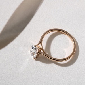 แหวนเพชรทรงหยดน้ำ 1.90 กะรัต รูปทรงลูกแพร์ เพชรเลี้ยงในห้องปฏิบัติการ ทองคำขาว 14K แหวนหมั้นแบบวงแหวนโค้ง แหวนสัญญา แหวนแต่งงานสำหรับผู้หญิง - Product Image 4