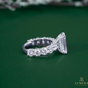 แหวนเพชรทรงเอเมอรัลด์คัทคุณภาพพรีเมียม แหวนทอง 14k ประดับเพชรรอบด้านแบบพาเว่ ตัวเรือนแบบยูคัทพรอง ห้าวงแหวนซ่อนแบบฮาโล สไตล์วินเทจ - Product Image 4