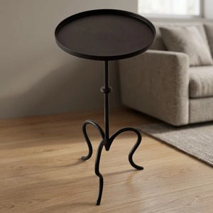 Table basse moderne en fer avec pieds courbes pour salon, design industriel, plateau en métal fait main - Product Image 1