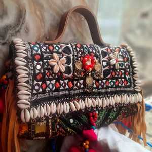 Hermoso Bolso Bohemio Vintage Hecho a Mano con Trabajo de Espejo y Bordado para Bodas de Verano, Diseño Banjara - Product Image 5