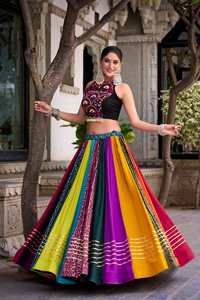 Conjunto de lehenga choli listo para usar, especial para Navratri, con diseño estampado de diseñador, detalles de gota patti y trabajo de espejo en rayón. - Product Image 2