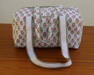 Bolsa de Viaje Acolchada de Algodón Hecha a Mano 2026, Duradera, Ligera, Interior Espacioso con Elegante Estampado en Bloques, Perfecta para Viajar - Product Image 1