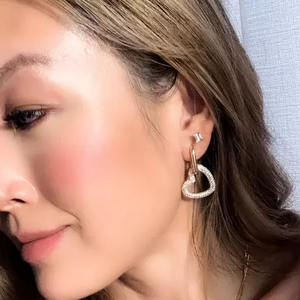 Boucles d'oreilles créoles pendantes en or pur 14 carats avec diamants de laboratoire pavés, motif cœur ouvert, collection Love Splendor, cadeau romantique pour femme - Product Image 5