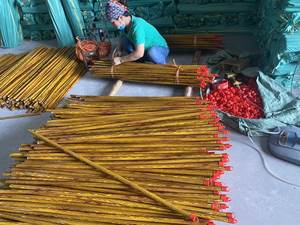 Premium Wooden Broom Handle with Smooth Surface, Durable <b>Threaded</b> End, Comfortable Grip for Cleaning <b>Tools</b> - Product Image 2