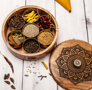 Caja de especias redonda de madera de acacia con tapa, diseño floral, juego de 9 piezas, utensilios y accesorios para especias de cocina - Product Image 1
