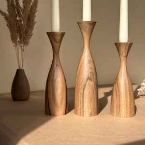 Candelabro de Madera Maciza con Elegante Diseño de Reloj de Arena para Interiores de Hogar Moderno, Sala de Estar, Comedor, Dormitorio y Regalos - Product Image 1