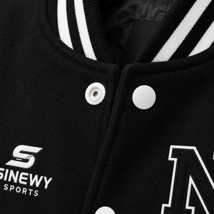 Chaqueta Varsity Negra y Blanca para Hombre SINEWY SPORTS, con Letras NY Bordadas, Estilo Preppy, Cuello Mao, Corte Regular, Reversible - Product Image 4