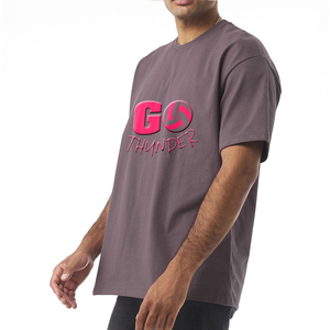 เสื้อยืดผู้ชายคุณภาพสูง ผ้าฝ้าย 100% เป็นมิตรกับสิ่งแวดล้อม น้ำหนัก 220 กรัม ทรงโอเวอร์ไซส์ สกรีนโลโก้และพิมพ์ลายนูนตามสั่ง ระบายอากาศได้ดี ผ้าไม่ยับ - Product Image 2