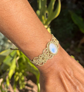 Pulsera de Macramé Dorado Hecha a Mano con Piedra Lunar, Brazalete Ajustable de Piedras Preciosas Estilo Boho para Mujer - Product Image 4