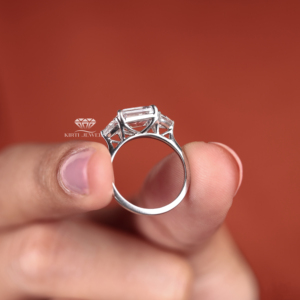 Bague de fiançailles à trois pierres en diamant de laboratoire taille émeraude avec pierres latérales taille trillion en or blanc 14K, cadeau de mariage, fournisseur de bijoux - Product Image 6