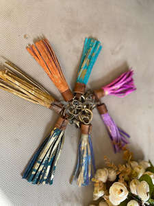 ใหม่พวงกุญแจหนังขนโลหะแท้ทำด้วยมือน่ารักมีพู่ห้อยสีรุ้งสวยงามพวงกุญแจสไตล์ตะวันตก - Product Image 4