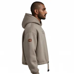 Sweat à capuche court unisexe coupe oversize en molleton bouclette marron avec logo embossé sur le devant, style décontracté pour l'automne - Product Image 4