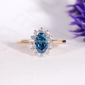 แหวนหมั้นเพชรโมอิสซาไนต์ทรงรีสีน้ำเงินสดใส ประดับด้วยเฮโล ชุบทองคำขาวและโรเดียมสองสี เงินแท้ 925 ของขวัญสุดคลาสสิกสำหรับงานแต่งงานและงานเลี้ยง - Product Image 1