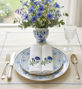 Servilletas de Mesa Clásicas Bordadas en Algodón Blanco con Garofanos Azules, 50x50cm, con Dobladillo, para Hogar y Hotel, Venta al Por Mayor - Product Image 1