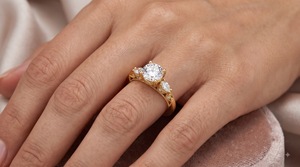 Anillo de compromiso de tres piedras con diamante cultivado en laboratorio, engaste de púas de oro amarillo de 14K, estilo vintage Milgrain, DEF VVS VS, para aniversario o boda - Product Image 3