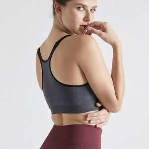 Soutien-gorge de sport sans couture en tricot pour femme, gris, avec coussinets, respirant, maintien moyen, lavable en machine - Product Image 4
