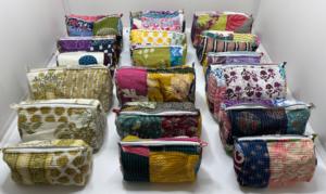 Juego de 3 bolsas acolchadas de tela reciclada con un toque artesanal, ideales para viajes, almacenamiento, regalos, boutiques y venta al por menor. - Product Image 4