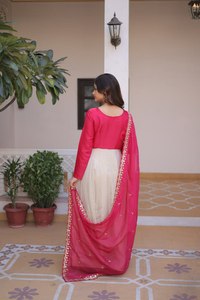 Spécial Mois de l'Eid : Magnifique robe pakistanaise de soirée, style col rond, richement brodée de sequins, en Georgette de soie et fausse fourrure réversible - Product Image 5