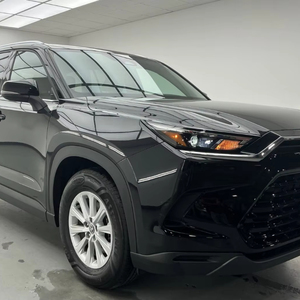 Toyota Highlander XLE AWD SUV 2024 d'occasion certifiée de luxe avec sièges en cuir et toit ouvrant - Product Image 1