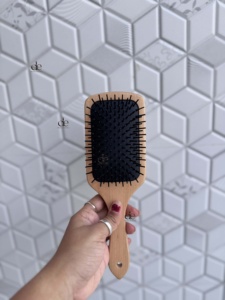 Nuevo Cepillo para el Cabello de Cuero Hecho a Mano con Diseño Minimalista Moderno de Girasol, Forma Rectangular, Uso Diario, Estilo Rajasthan - Product Image 5