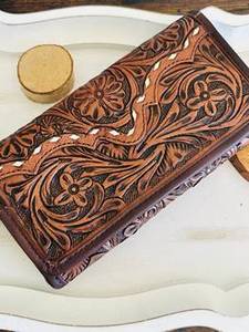 Cartera de Mano con Cremallera, 100% Cuero Genuino, Diseño Floral Tallado a Mano, Elegante y Única para Mujer - Product Image 5