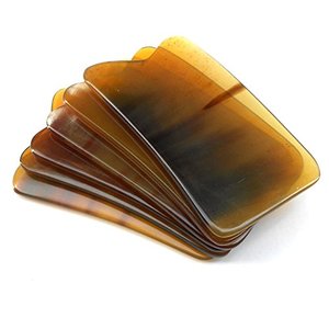 Tabla de Gua Sha Triangular de Cuerno de Búfalo Negro Natural para Masaje Corporal Completo y Drenaje Linfático, Color Miel Natural - Product Image 1