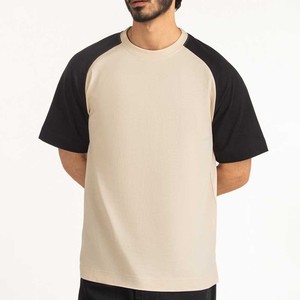 T-shirts pour hommes les plus vendus en provenance du Pakistan, t-shirt élégant à manches courtes avec manches raglan bicolores, corps beige et manches noires - Product Image 1