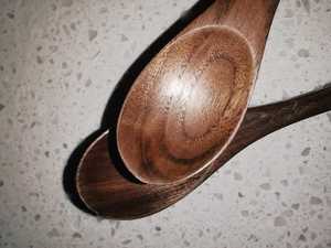 Cuillère en noyer artisanale, cuillère en bois classique de qualité supérieure, cuillère avec finition à grain naturel, cuillère de service en bois faite à la main - Product Image 4