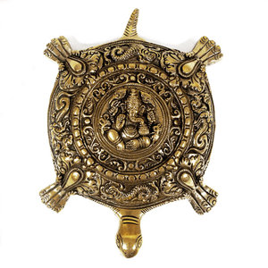 Tortue Vastu en laiton fabriquée en Inde avec le dieu Ganesh en haut, pour la décoration de la maison, avec des sculptures de poissons, au prix d'usine en gros. - Product Image 3