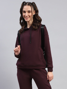 Ensemble de survêtement streetwear personnalisé pour femme, avec sweat à capuche court et pantalon de survêtement, doté d'appliques coupées et cousues, de broderies et de patchs effet usé - Product Image 3