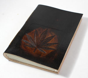 Diario de cuero genuino estilo antiguo con relieve frontal, cuaderno de aspecto vintage muy especial para hombres y mujeres. - Product Image 3