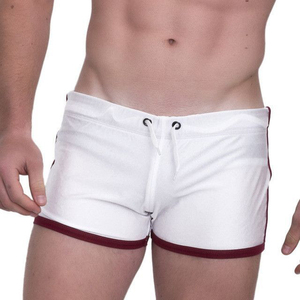 Shorts de sport pour homme à imprimé géométrique rouge avec empiècements latéraux noirs, taille à cordon de serrage, séchage rapide, polyester/coton, poches zippées - Product Image 5