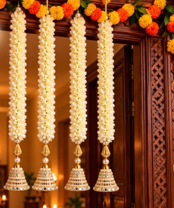 Décoration murale artisanale en fleurs artificielles de jasmin Mogra, ornée de perles, clochettes Jhumka dorées et miroirs Latkan pour la décoration intérieure Diwali - Product Image 4