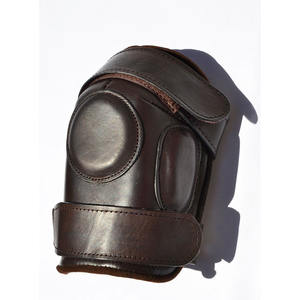 Protège-genoux de type polo conçu pour la protection contre les chocs, offrant un ajustement confortable pour l'entraînement, le jeu et l'utilisation professionnelle en équitation. - Product Image 5